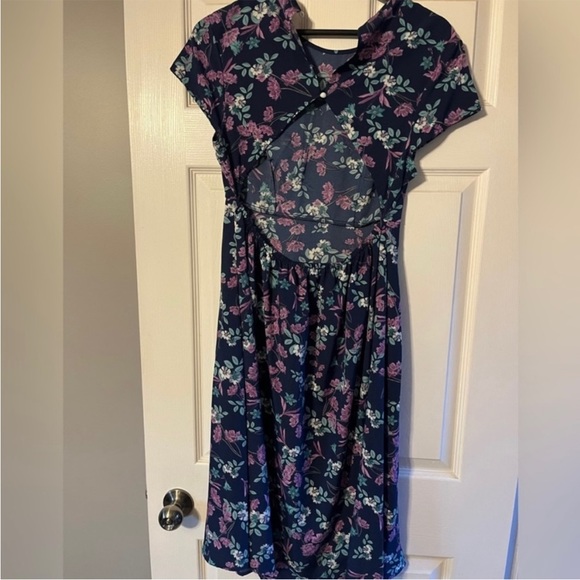 Beautiful floral dress- only tried on - Picture 4 of 7